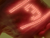Das flexibles-elastisches LED-Display mit zahlreichen Sensoren