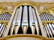 Kirchengebäude wurde aber 1868: "Silbermann stellte die Orgel in der ehemaligen Crostauer Kirche auf"