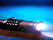 Taktische Taschenlampe: "Zwischen einer Taschenlampe und einem Gegenstand zur Selbstverteidigung"